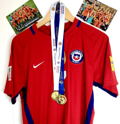 Medalla Campeón Copa América 2015 (Chile 🇨🇱). (Medalla + Caja + 2 Fotos).