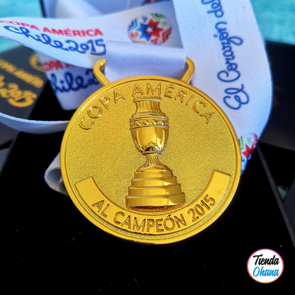 Medalla Campeón Copa América 2015 (Chile 🇨🇱). (Medalla + Caja + 2 Fotos).