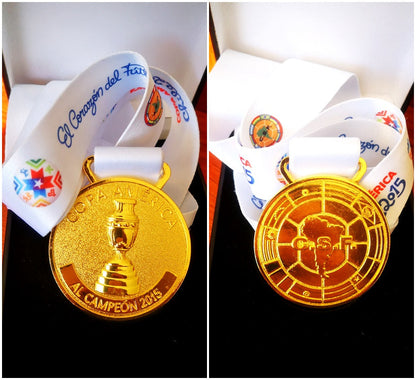 Medalla Campeón Copa América 2015 (Chile 🇨🇱). (Medalla + Caja + 2 Fotos).