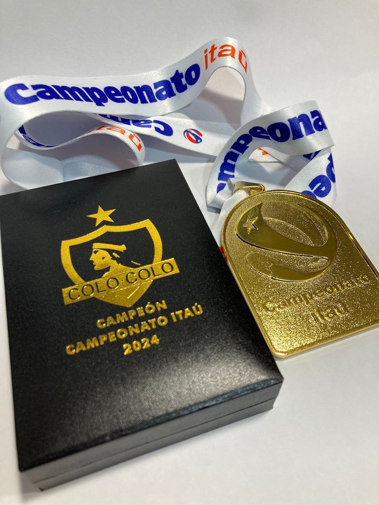 1. *Medalla Campeón Colo Colo 2024. (Medalla + Caja + 2 Fotos + 1  FotoBook).