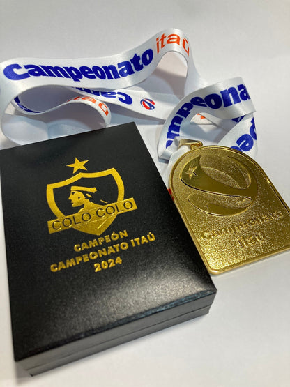 Medalla Campeón 2024 COLO COLO. (Medalla + Caja + 2 Fotos + 1  FotoBook).