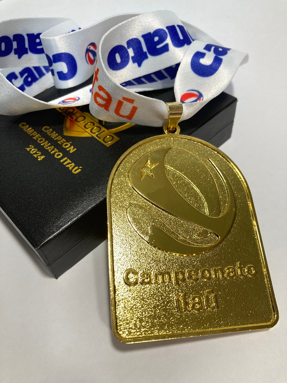 1. *Medalla Campeón Colo Colo 2024. (Medalla + Caja + 2 Fotos + 1  FotoBook).