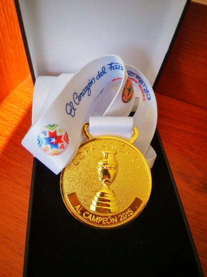 Medalla Campeón Copa América 2015 (Chile 🇨🇱). (Medalla + Caja + 2 Fotos).